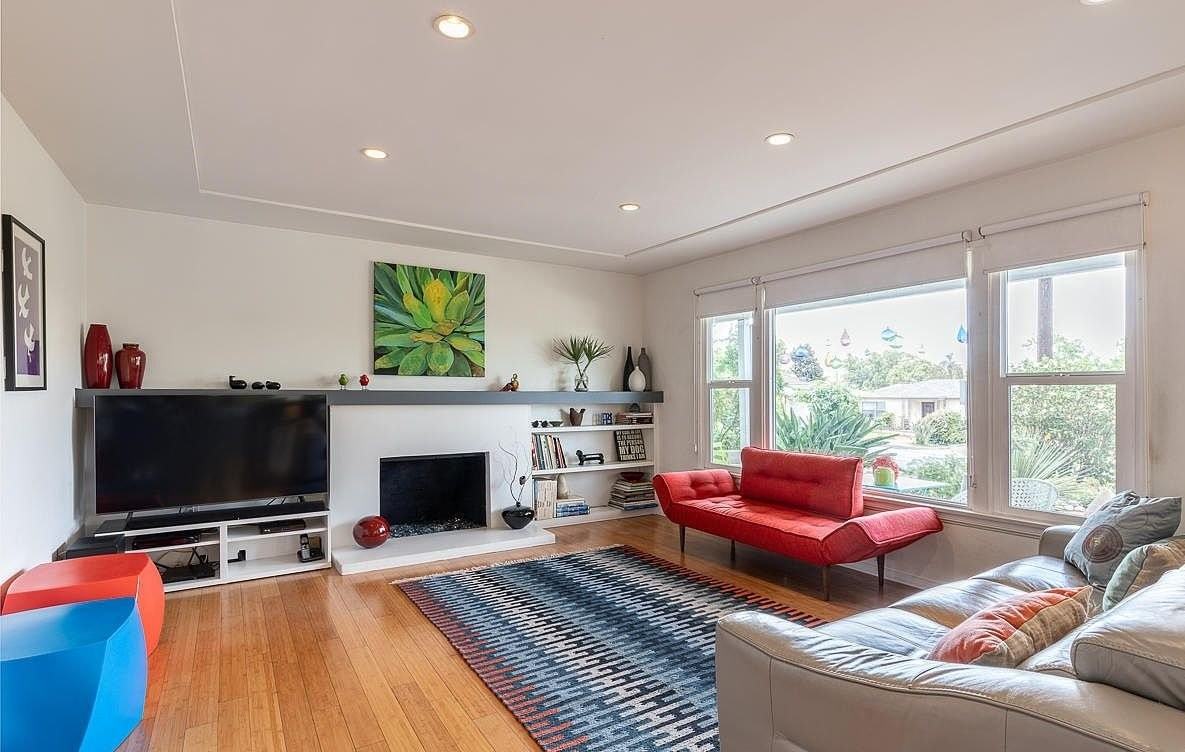 727 W Hillcrest Blvd - Photo 3 of 20