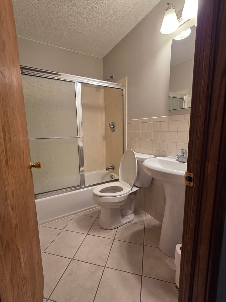 401 46th Ave Ne - Photo 2 of 10