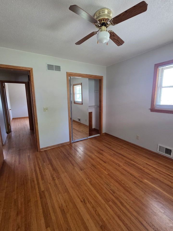 401 46th Ave Ne - Photo 3 of 10
