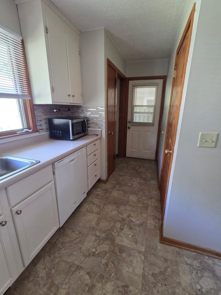 401 46th Ave Ne - Photo 4 of 10