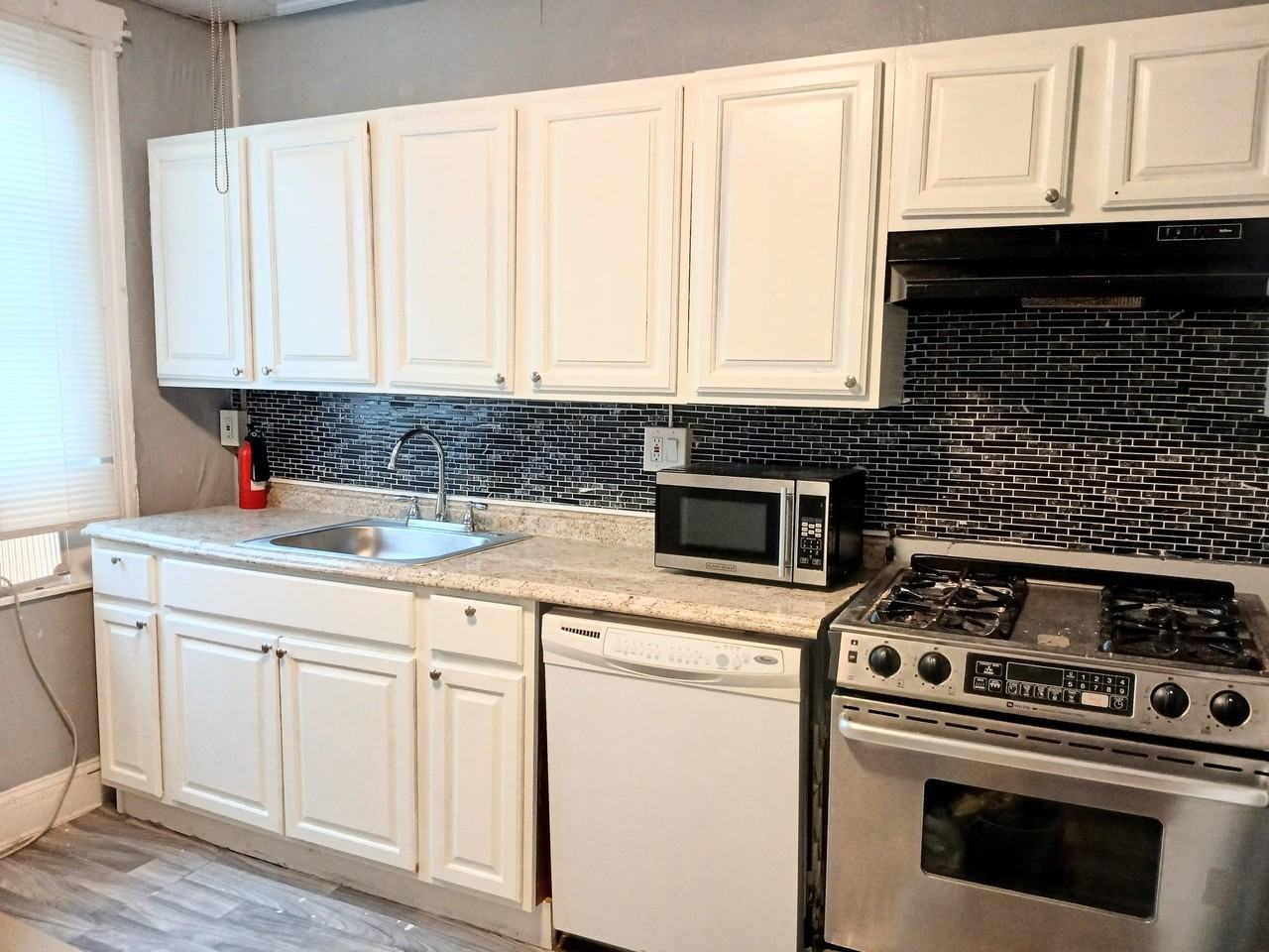 3130 Stafford St - Photo 4 of 11