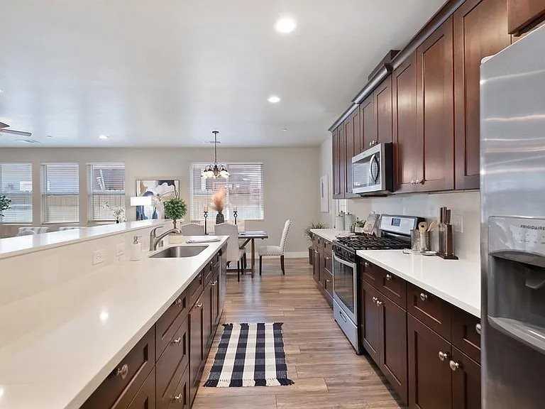 820 B St - Photo 4 of 12