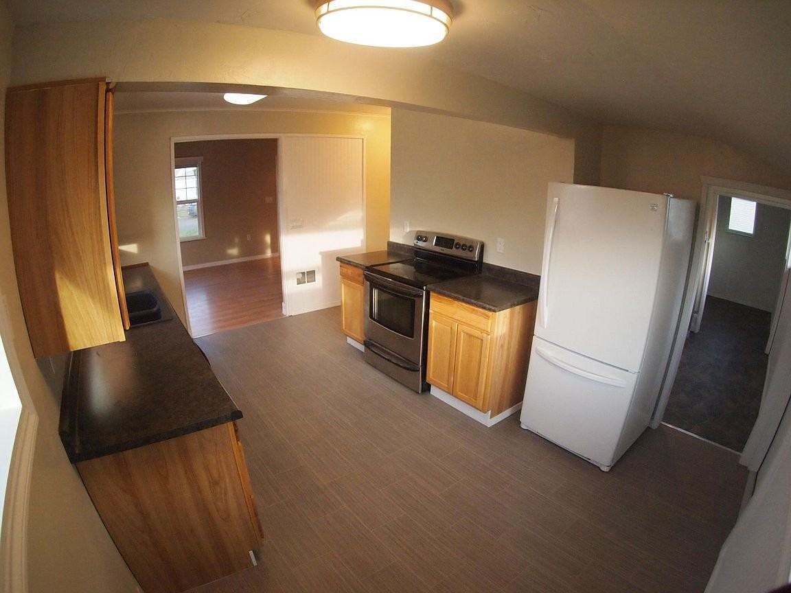 720 E 9th St - Photo 3 of 15