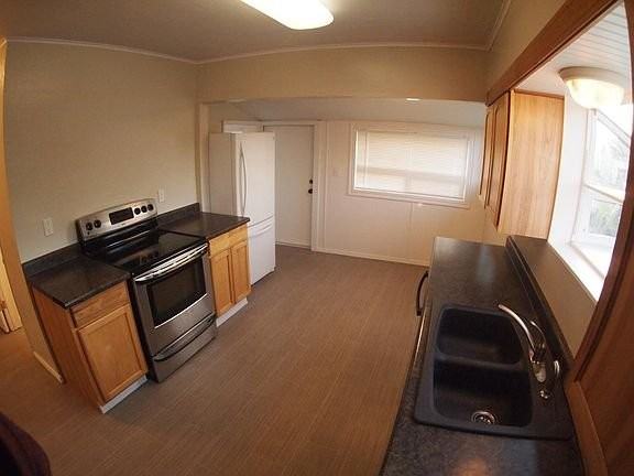 720 E 9th St - Photo 4 of 15