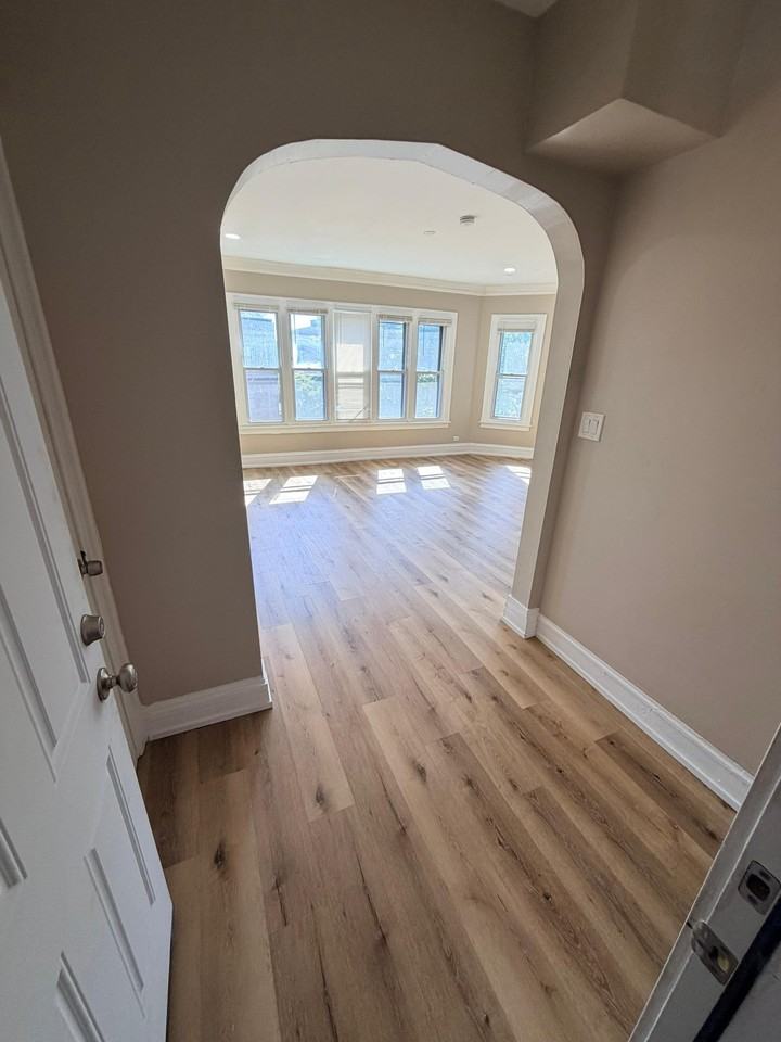 8010 S Phillips Ave - Photo 4 of 9