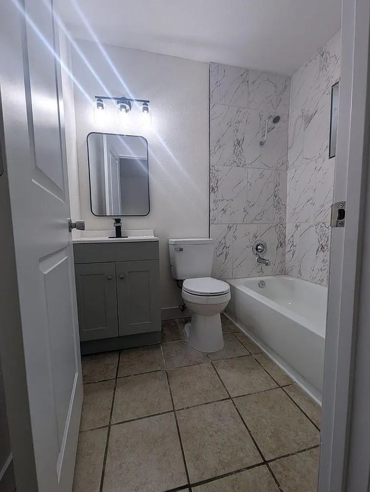 305 N 15th St #B - Photo 2 of 5