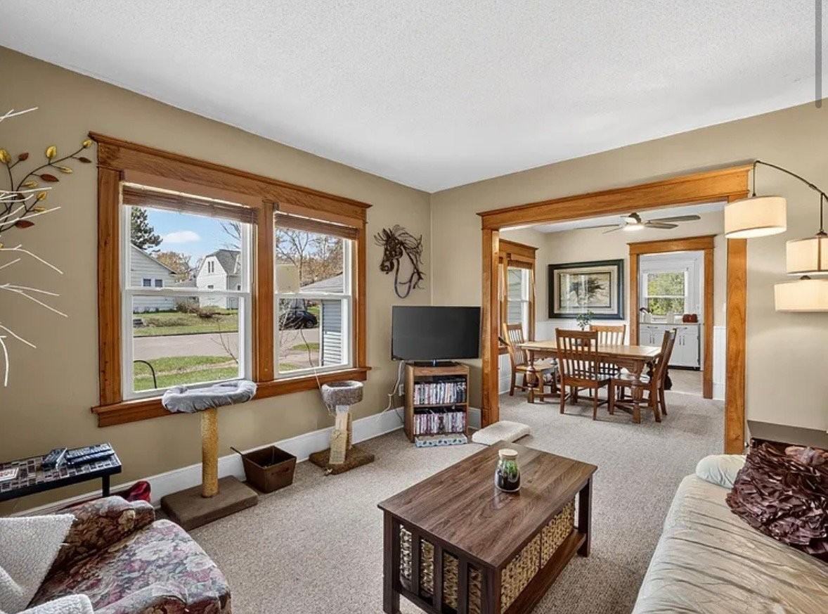 413 Carlton Ave W - Photo 4 of 14