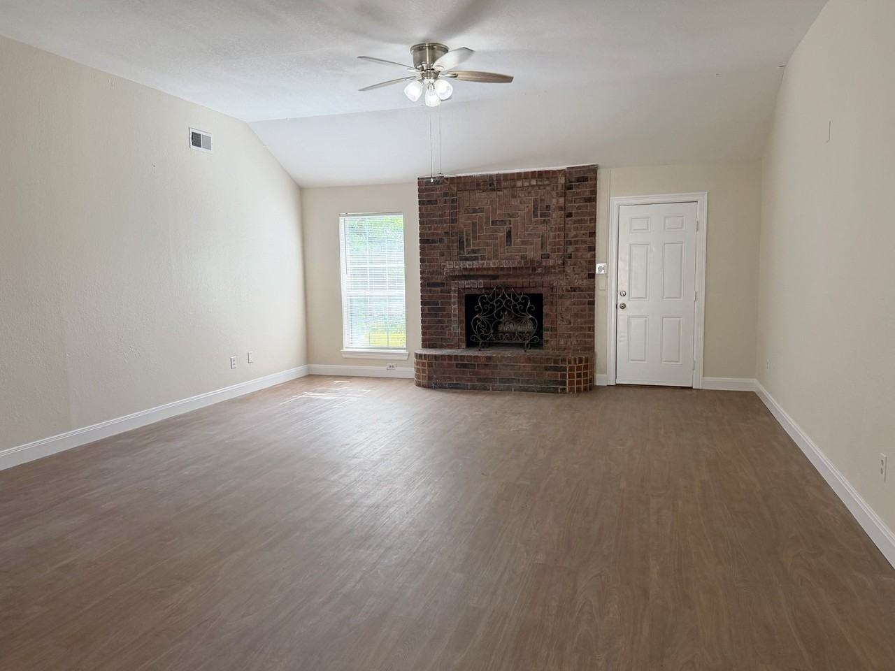 949 Reeves St - Photo 3 of 19