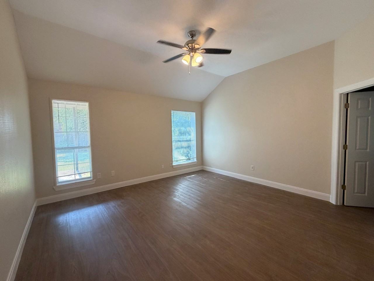 949 Reeves St - Photo 4 of 19
