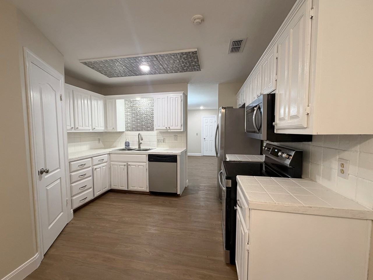949 Reeves St - Photo 7 of 19