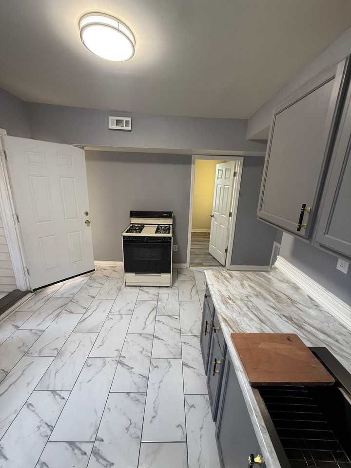 3906 Catalpa St #1 - Photo 6 of 8