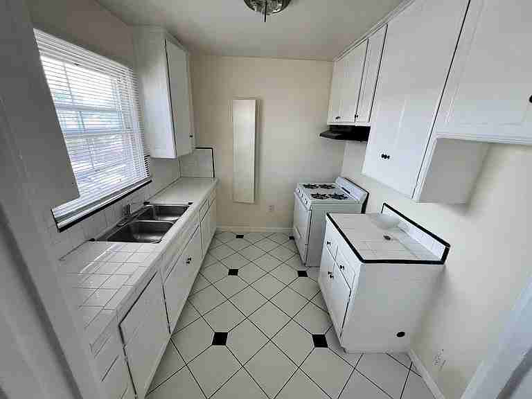 3927 W 105th St #C - Photo 3 of 16
