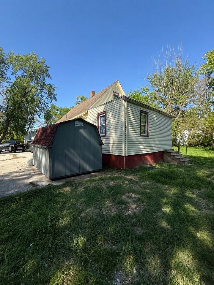 1263 W Green St - Photo 3 of 10