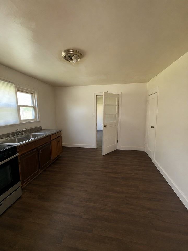 1263 W Green St - Photo 6 of 10