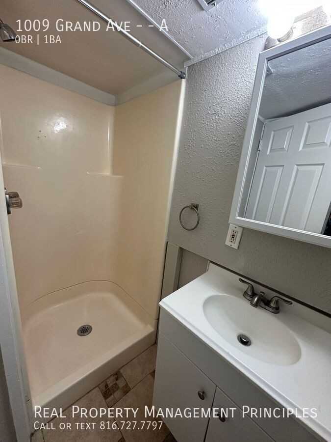 1009 Grand Ave #A - Photo 3 of 4
