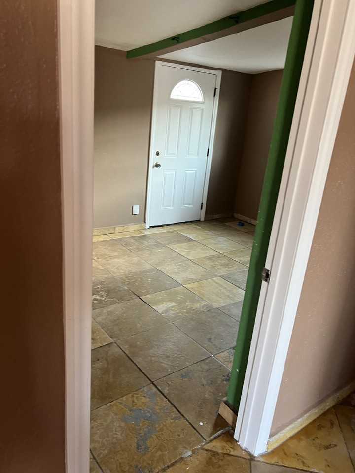 943 W C St - Photo 2 of 9