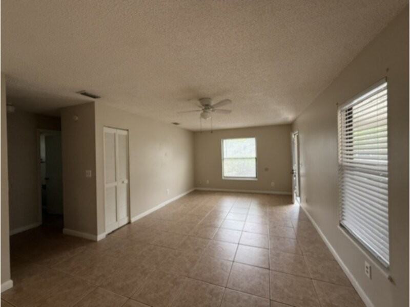 291 Ruskin St - Photo 6 of 10