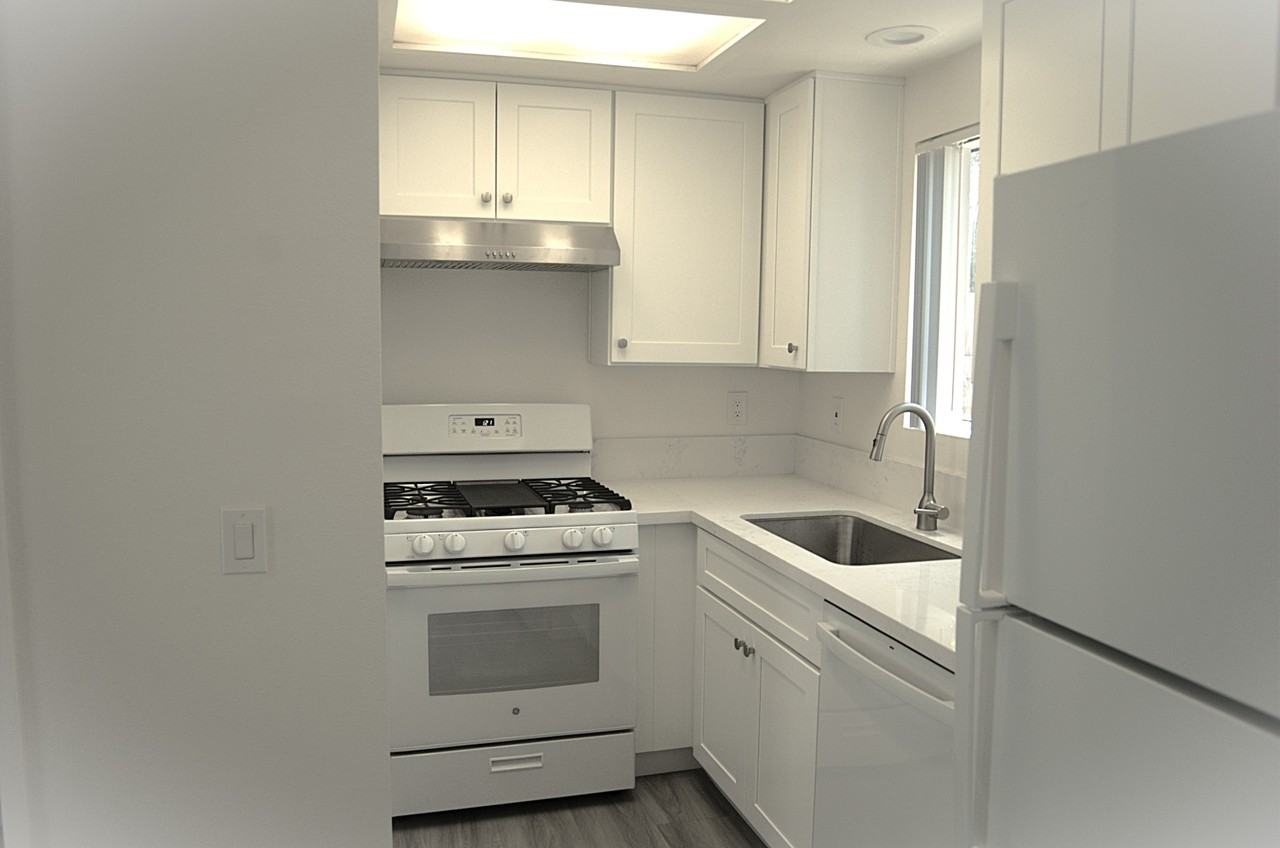 1323 W Palmyra Ave #B - Photo 4 of 14