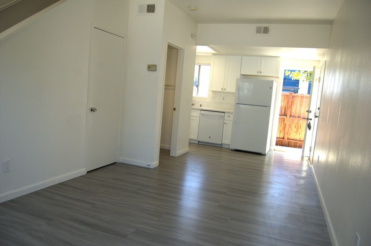 1323 W Palmyra Ave #B - Photo 5 of 14