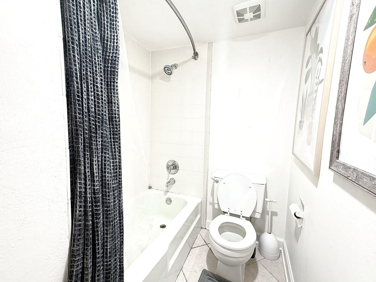 353 N Post Oak Ln #823 - Photo 3 of 13