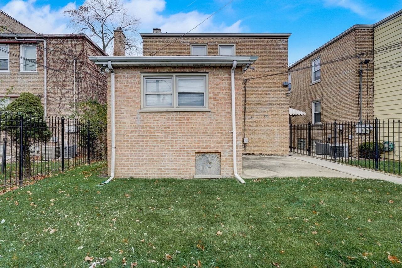 8733 S Harper Ave #2 - Photo 4 of 16