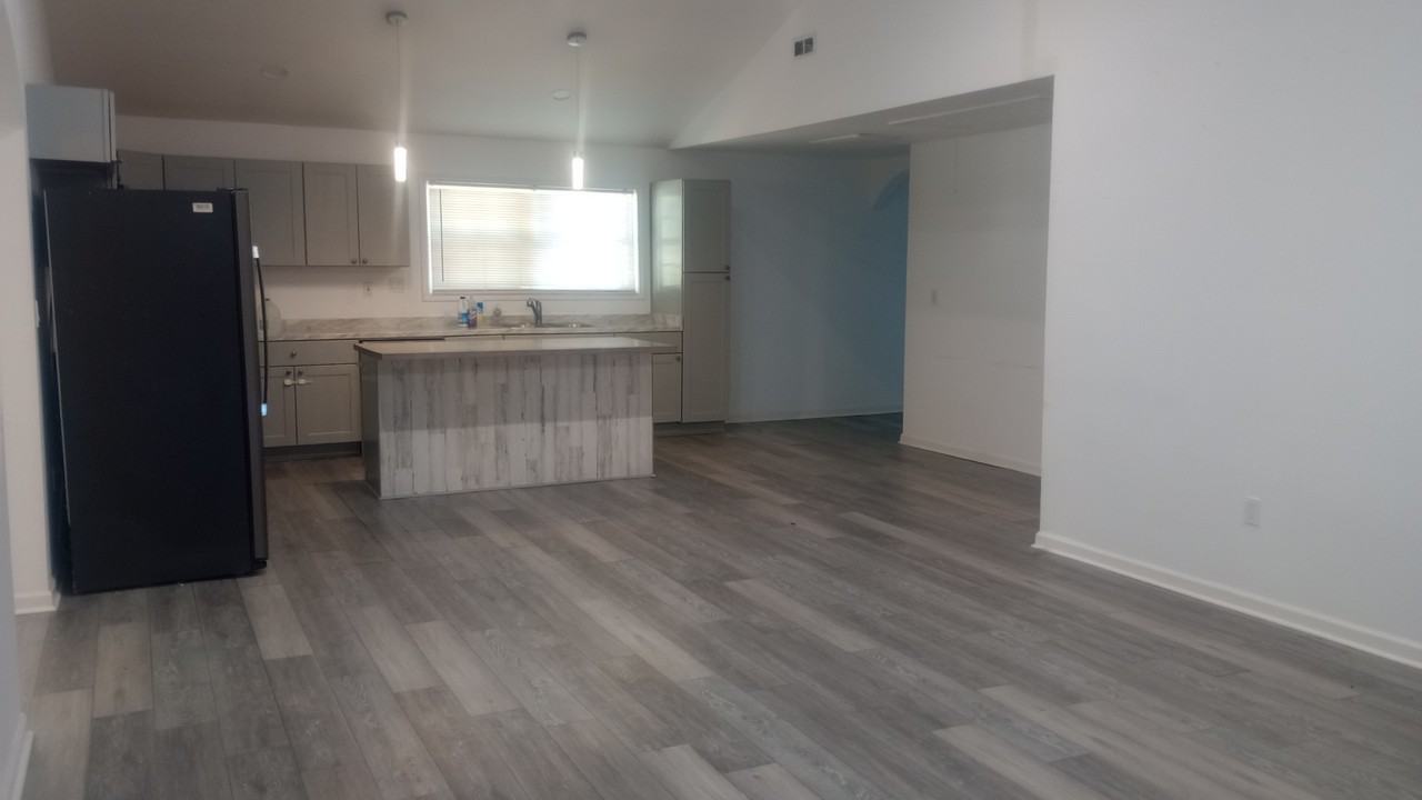 1704 E 7th St #NA - Photo 5 of 21
