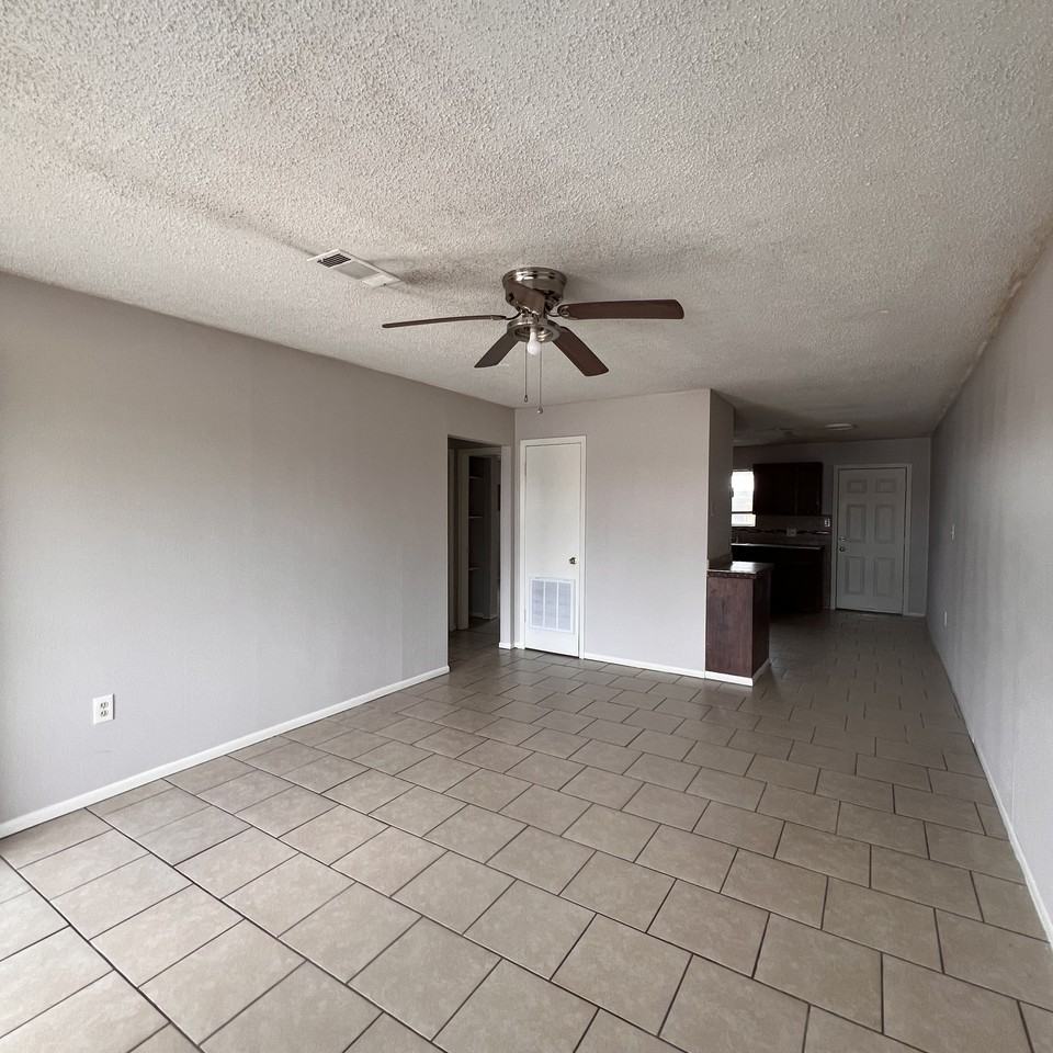 1601 University Pkwy #13 - Photo 2 of 10
