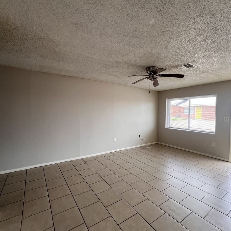 1601 University Pkwy #13 - Photo 3 of 10