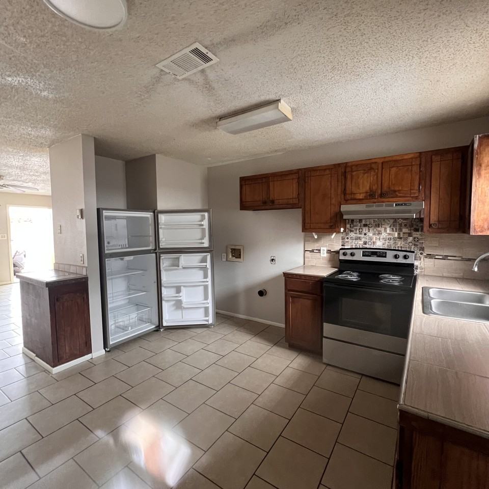 1601 University Pkwy #13 - Photo 4 of 10