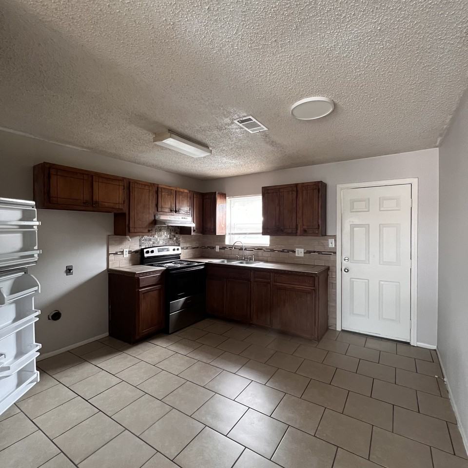 1601 University Pkwy #13 - Photo 5 of 10