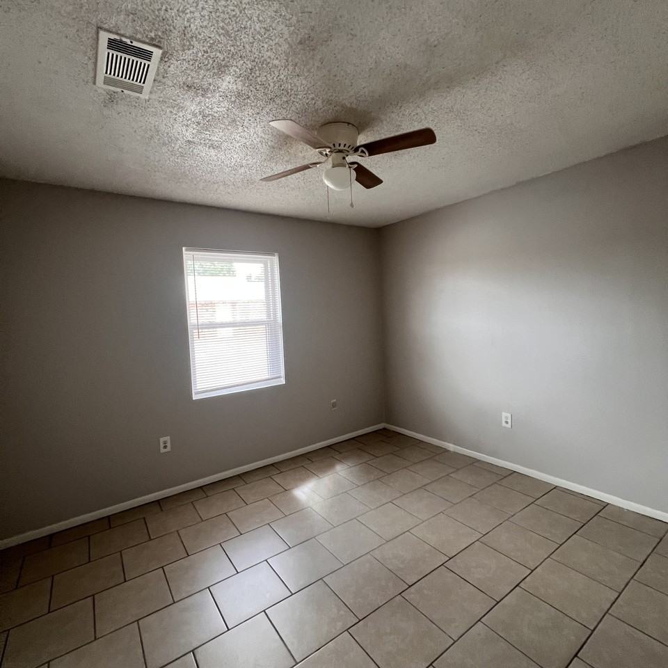 1601 University Pkwy #13 - Photo 7 of 10