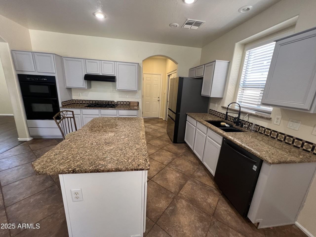 16209 W Hilton Ave - Photo 6 of 25