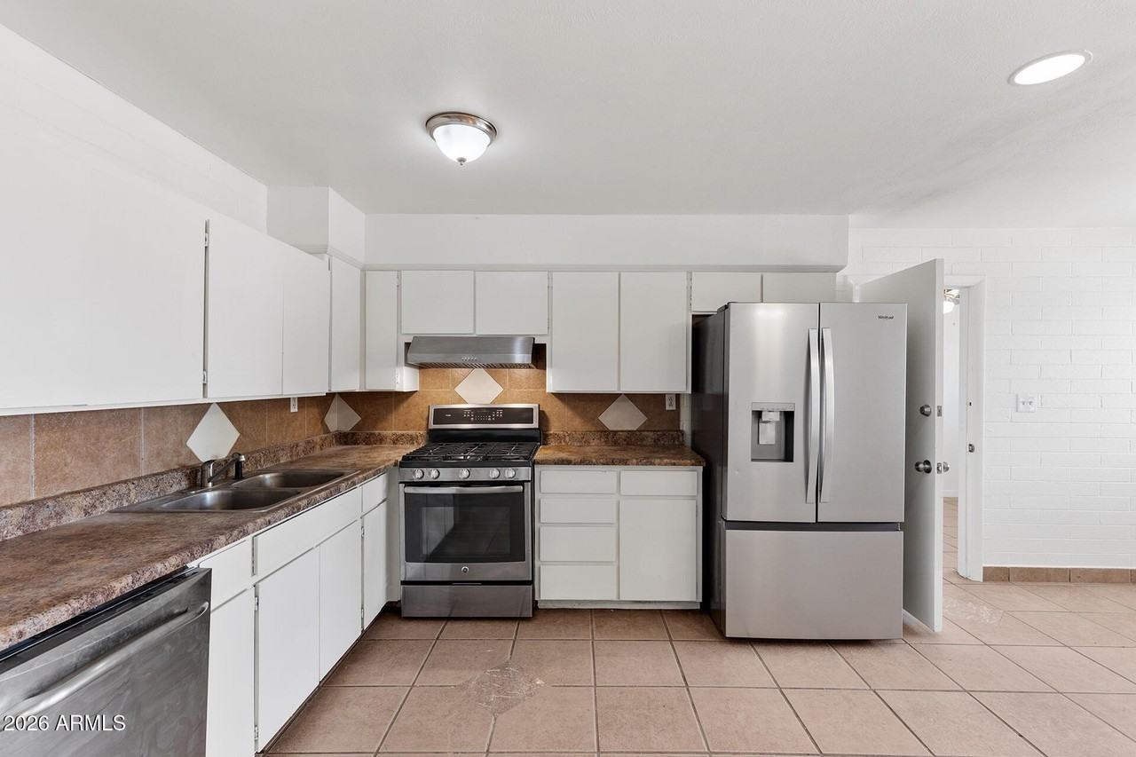2246 W Sierra St - Photo 2 of 44