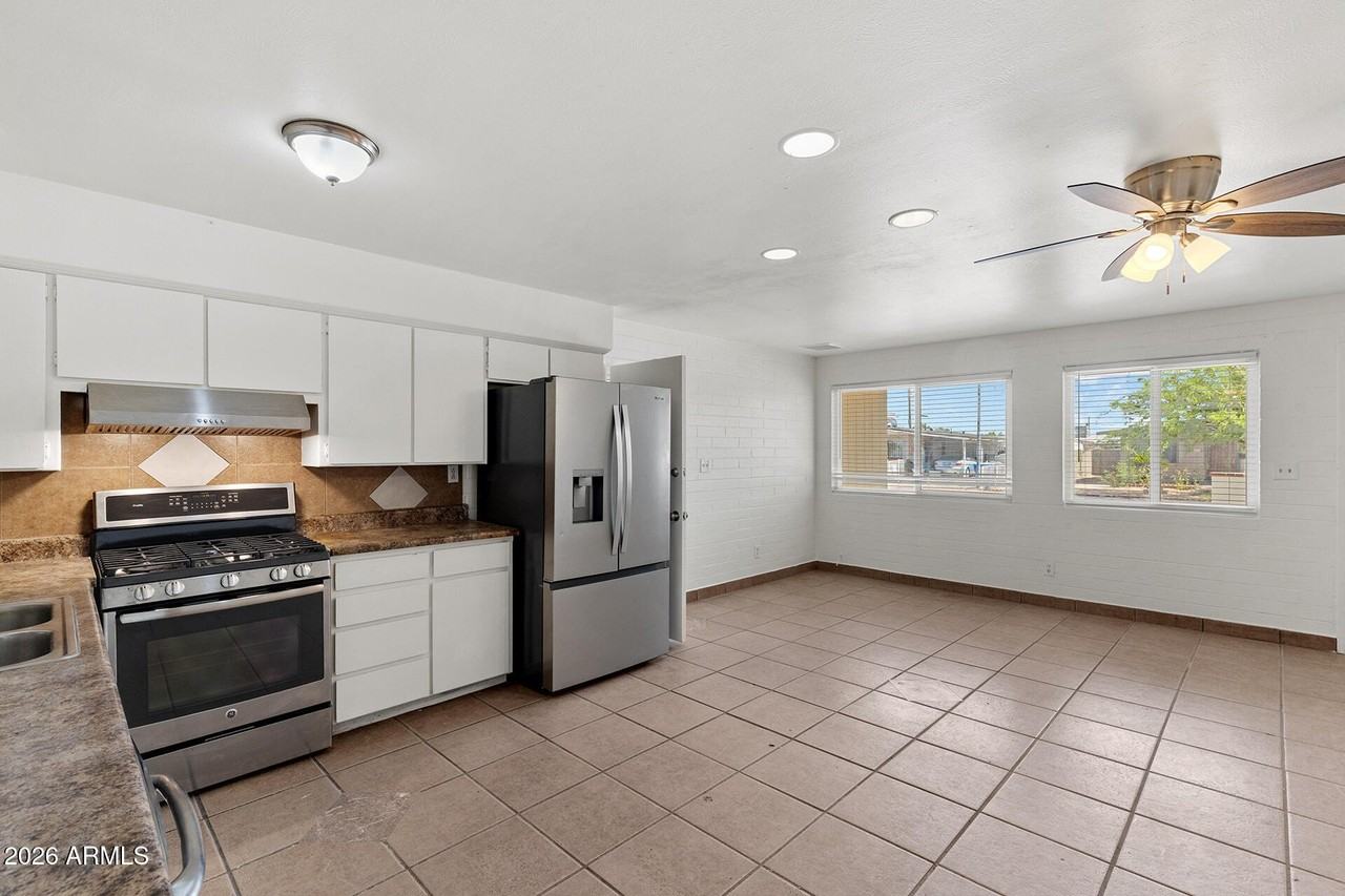 2246 W Sierra St - Photo 3 of 44