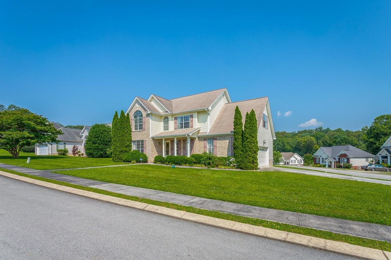 8275 Stillwater Cir - Photo 4 of 50