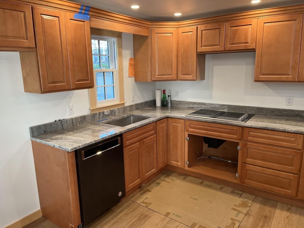 398 Commercial St - Photo 3 of 6