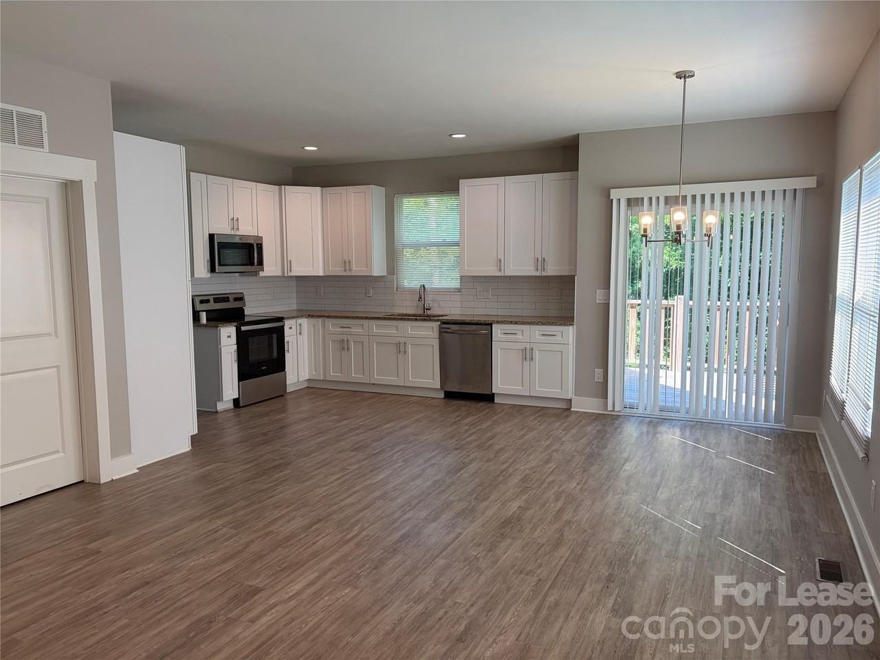 434 Amber St - Photo 3 of 10