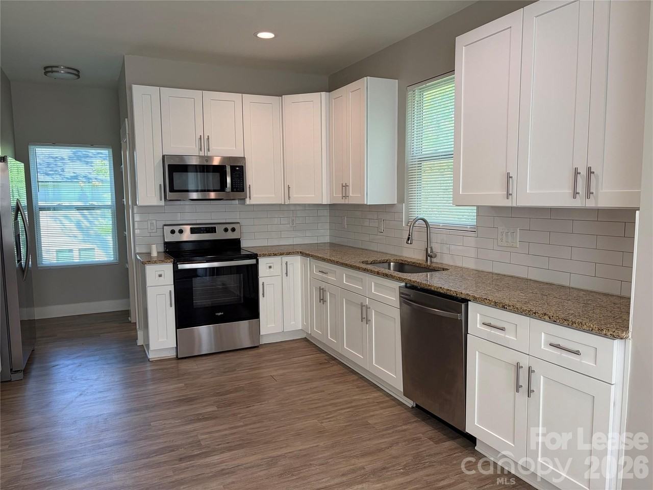 434 Amber St - Photo 4 of 10