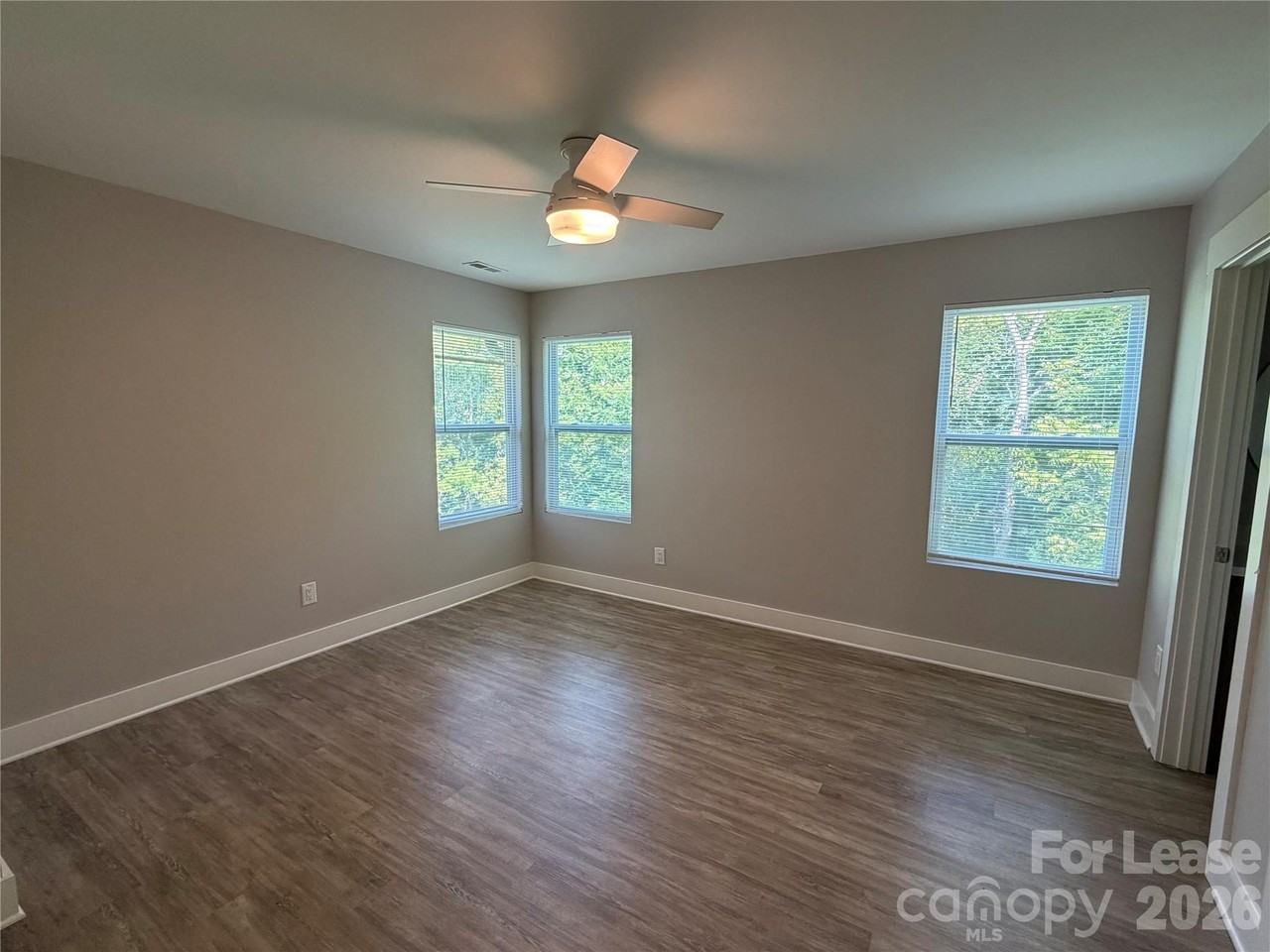 434 Amber St - Photo 5 of 10
