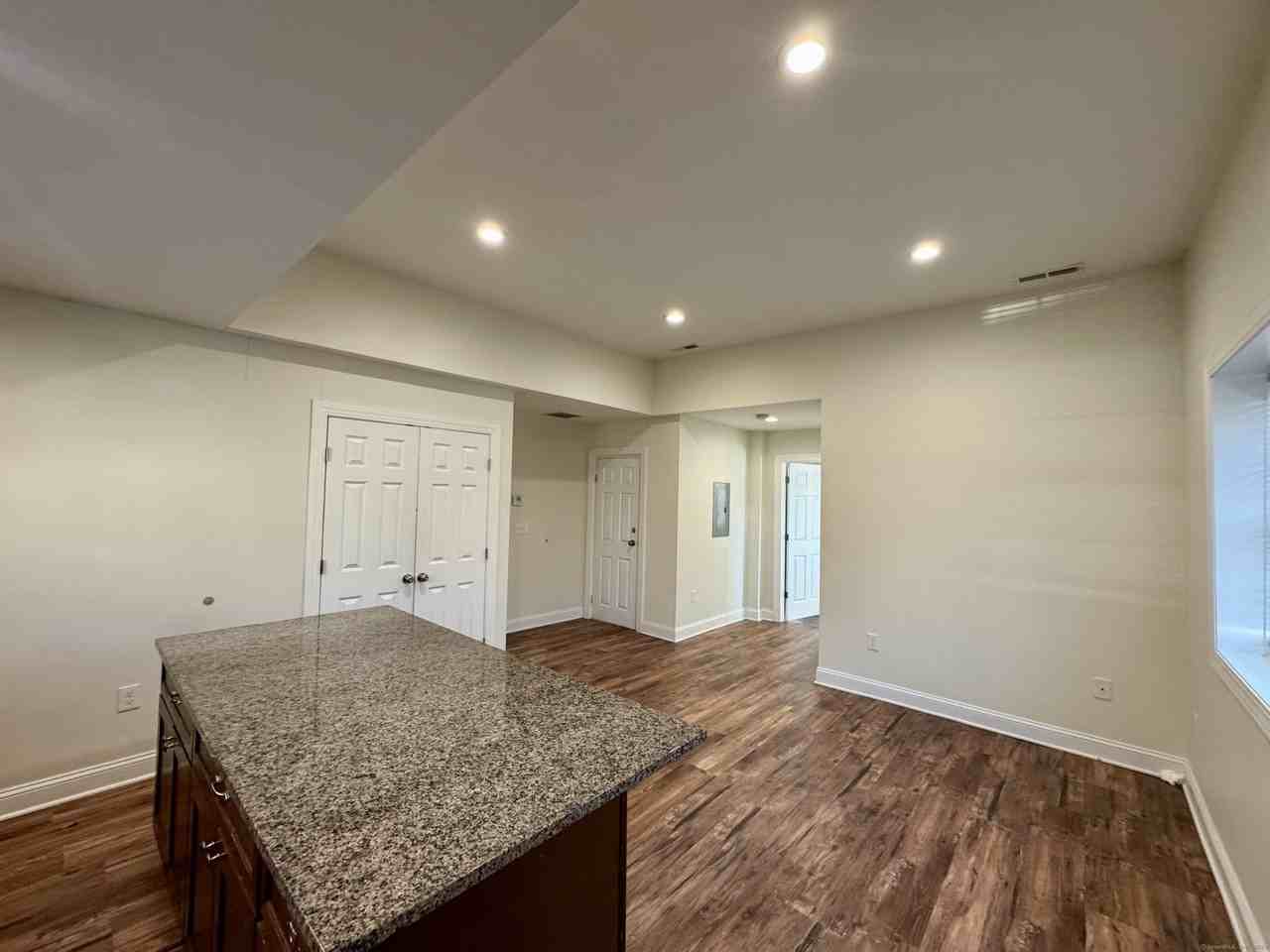 950 Lindley St - Photo 2 of 14