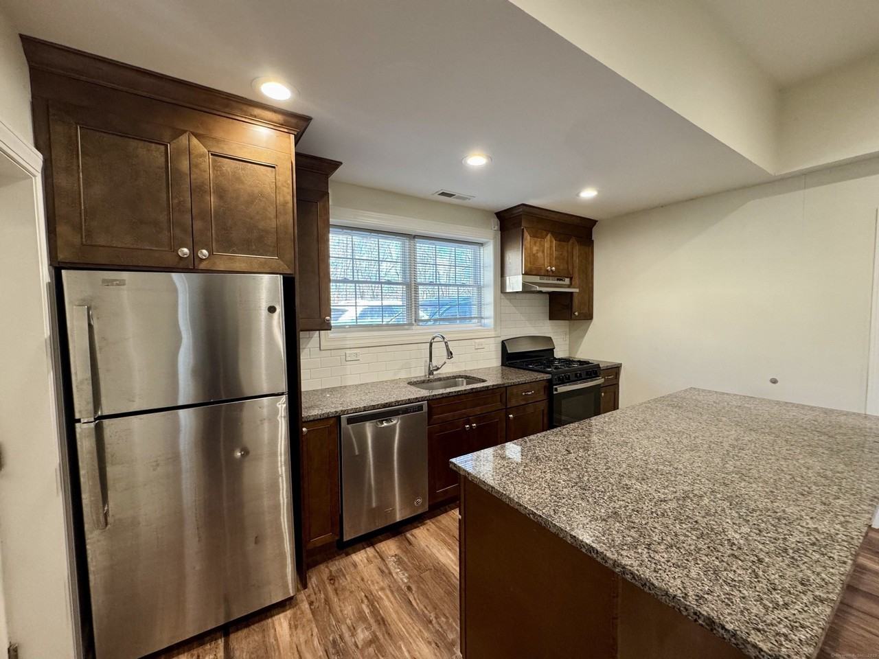 950 Lindley St - Photo 3 of 14