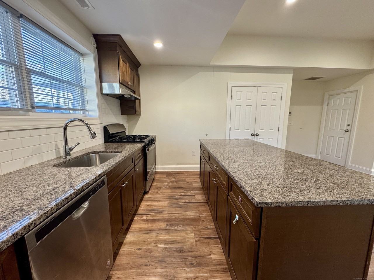 950 Lindley St - Photo 4 of 14