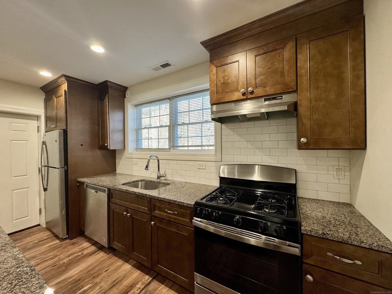 950 Lindley St - Photo 6 of 14