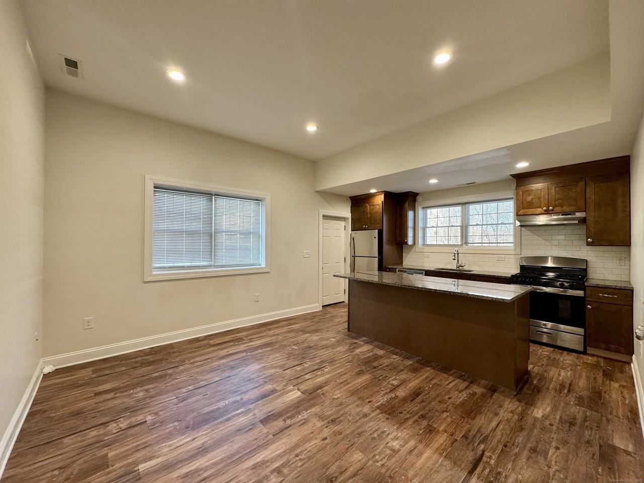 950 Lindley St - Photo 7 of 14