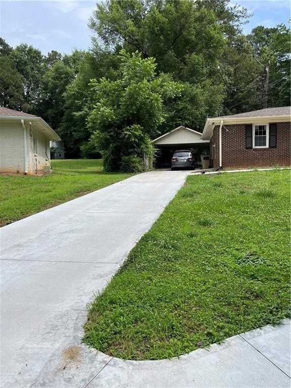 1432 Spring Valley Ln - Photo 2 of 11