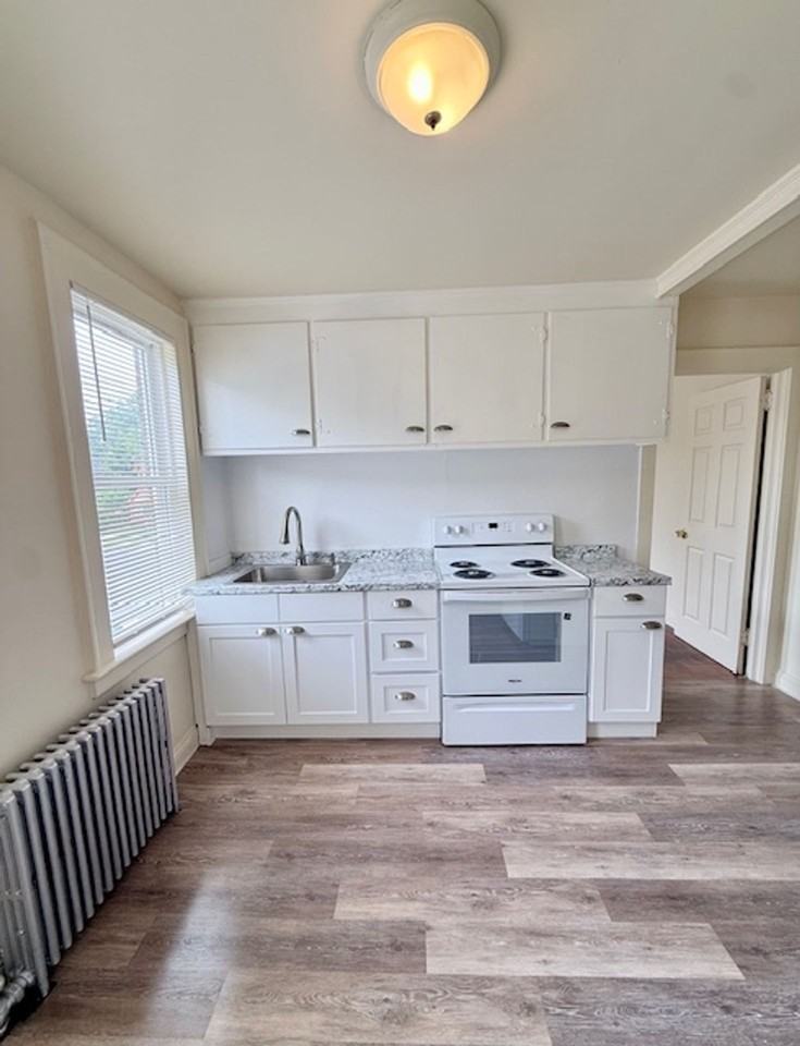452-454 Thompson Ave - Photo 2 of 14