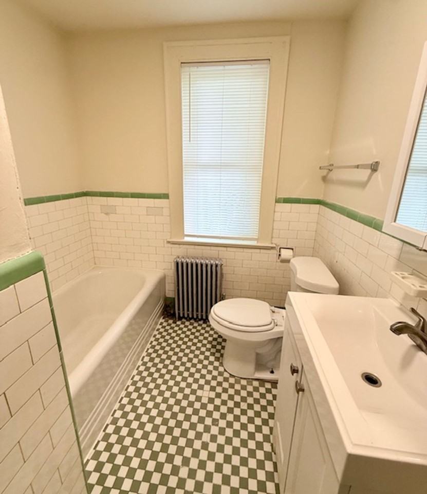 452-454 Thompson Ave - Photo 6 of 14