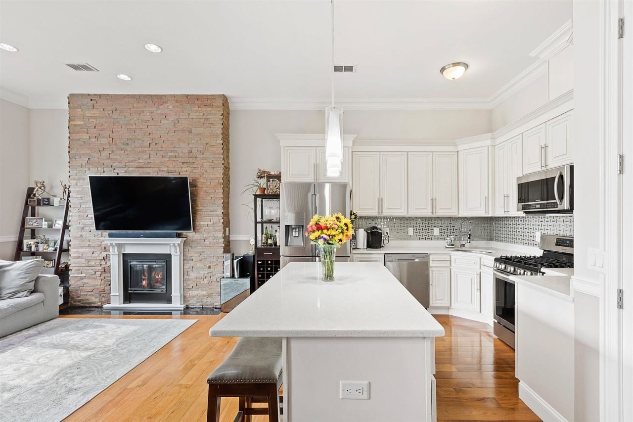 305 New York Ave #2 - Photo 2 of 16