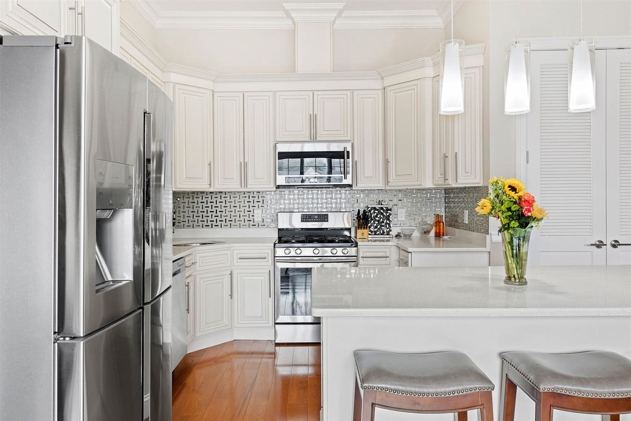 305 New York Ave #2 - Photo 3 of 16