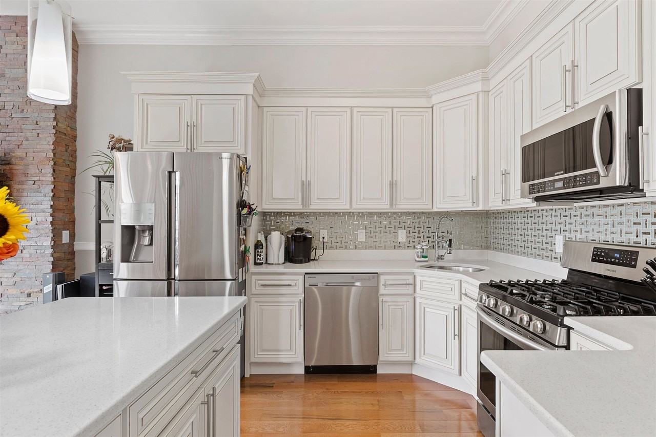 305 New York Ave #2 - Photo 4 of 16